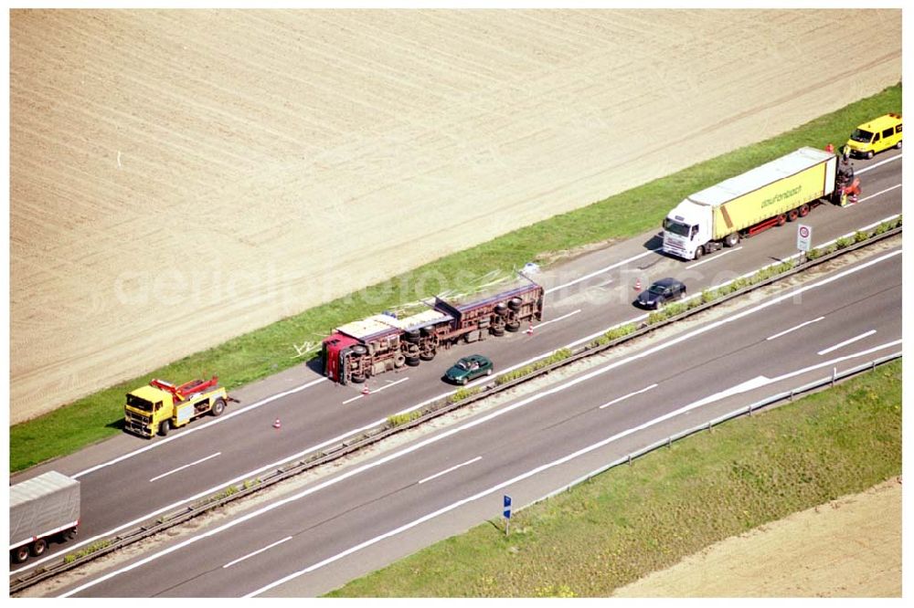 Mühlenbeck / Brandenburg from above - 28.04.2004 LKW-Bergung und Stau auf der Autobahn Berlin - Rostock / Hamburg am Abzweig Mühlenbeck / Brandenburg