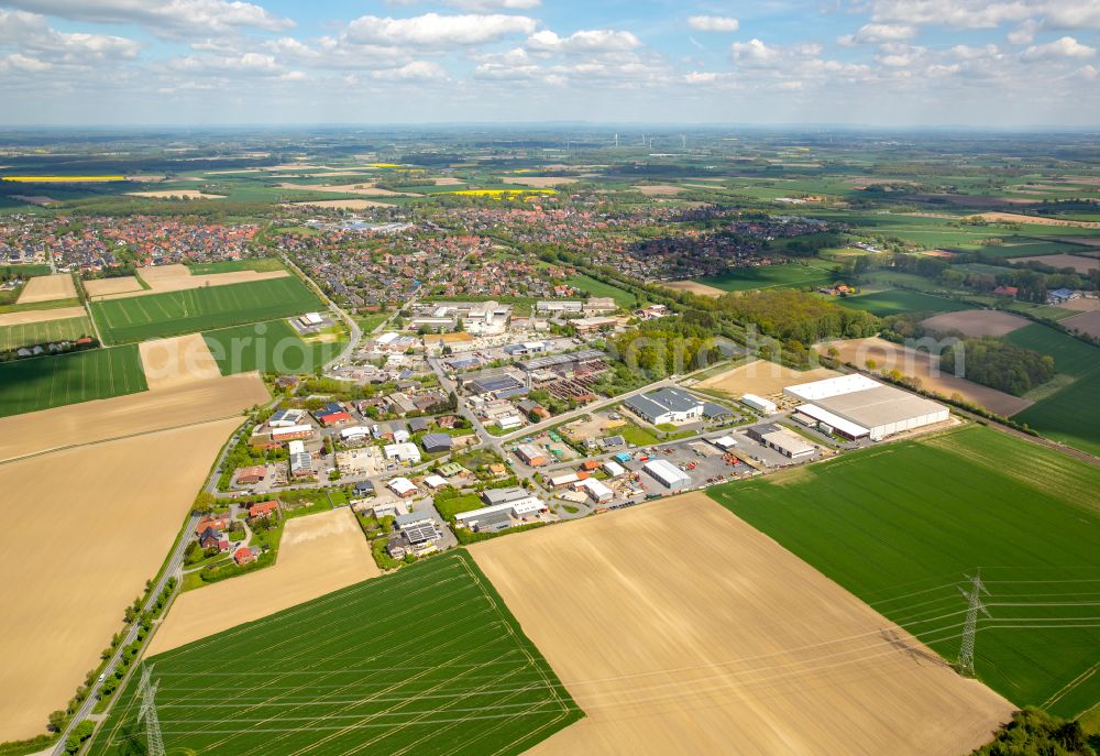 Drensteinfurt from the bird's eye view: Industrial and commercial area on the edge of agricultural fields and fields in Drensteinfurt in the state North Rhine-Westphalia, Germany