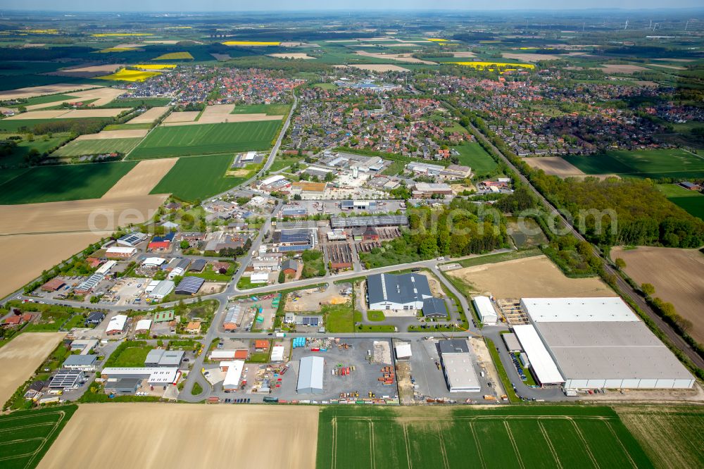 Aerial photograph Drensteinfurt - Industrial and commercial area on the edge of agricultural fields and fields in Drensteinfurt in the state North Rhine-Westphalia, Germany