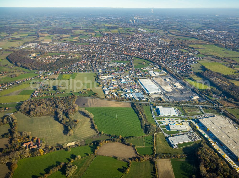 Werne from the bird's eye view: Industrial and commercial area on the edge of agricultural fields and fields on street Wahrbrink in Werne at Ruhrgebiet in the state North Rhine-Westphalia, Germany