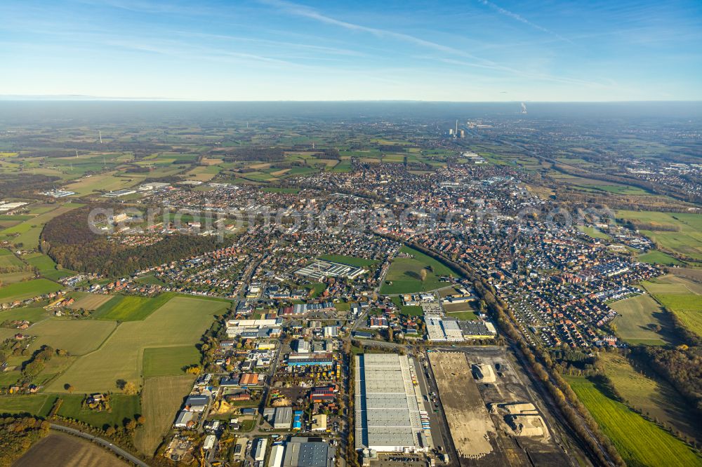 Aerial photograph Werne - Industrial and commercial area on the edge of agricultural fields and fields on street Wahrbrink in Werne at Ruhrgebiet in the state North Rhine-Westphalia, Germany