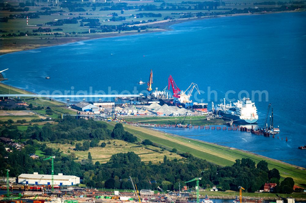 Aerial image Brunsbüttel - LNG natural gas and liquid gas terminal and unloading quay and port facilities on the banks of the Elbe in Brunsbuettel in the state of Schleswig-Holstein