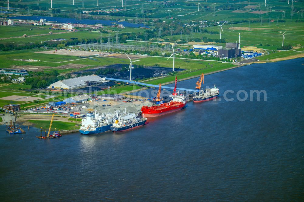 Brunsbüttel from the bird's eye view: LNG natural gas and liquid gas terminal and unloading quay and port facilities on the banks of the Elbe in Brunsbuettel in the state of Schleswig-Holstein