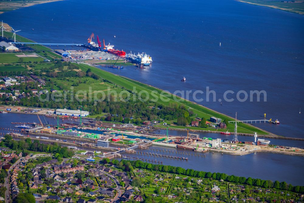 Aerial image Brunsbüttel - LNG natural gas and liquid gas terminal and unloading quay and port facilities on the banks of the Elbe in Brunsbuettel in the state of Schleswig-Holstein