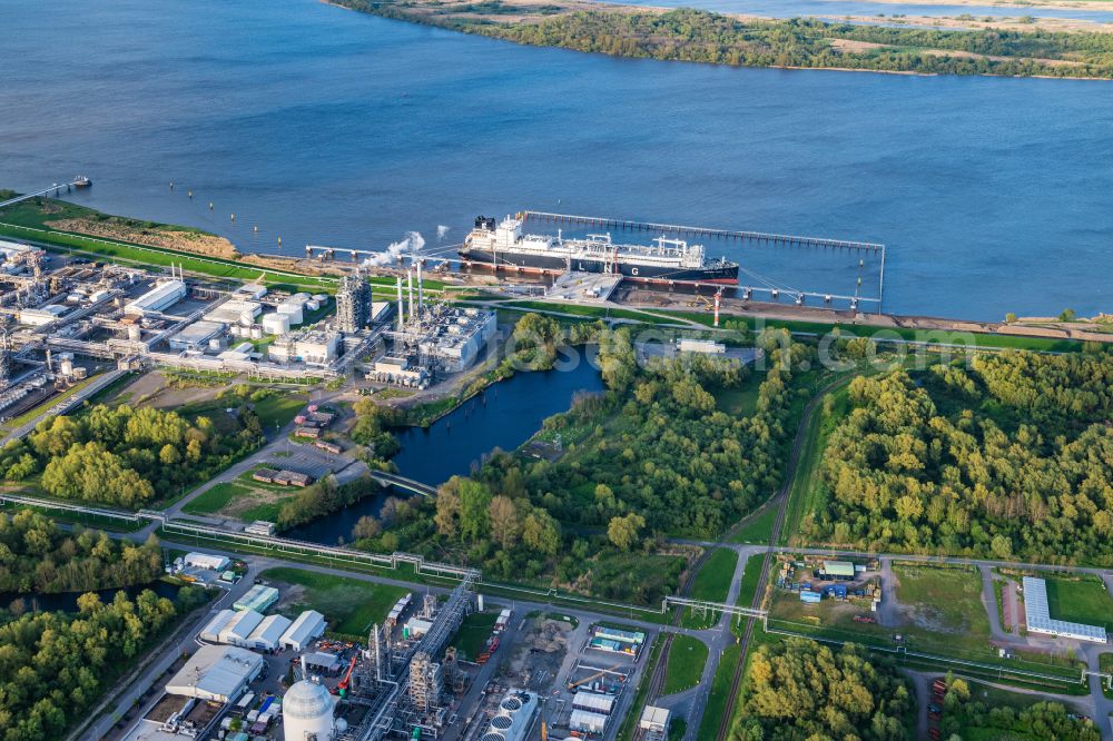 Stade from the bird's eye view: Water bridge with pipeline systems of the LNG natural gas and liquid gas terminal and unloading quay with the special ship Energos Force (formerly Transgas Force) docking on the banks of the Elbe in the district of Buetzfleth in Stade in the state Lower Saxony, Germany