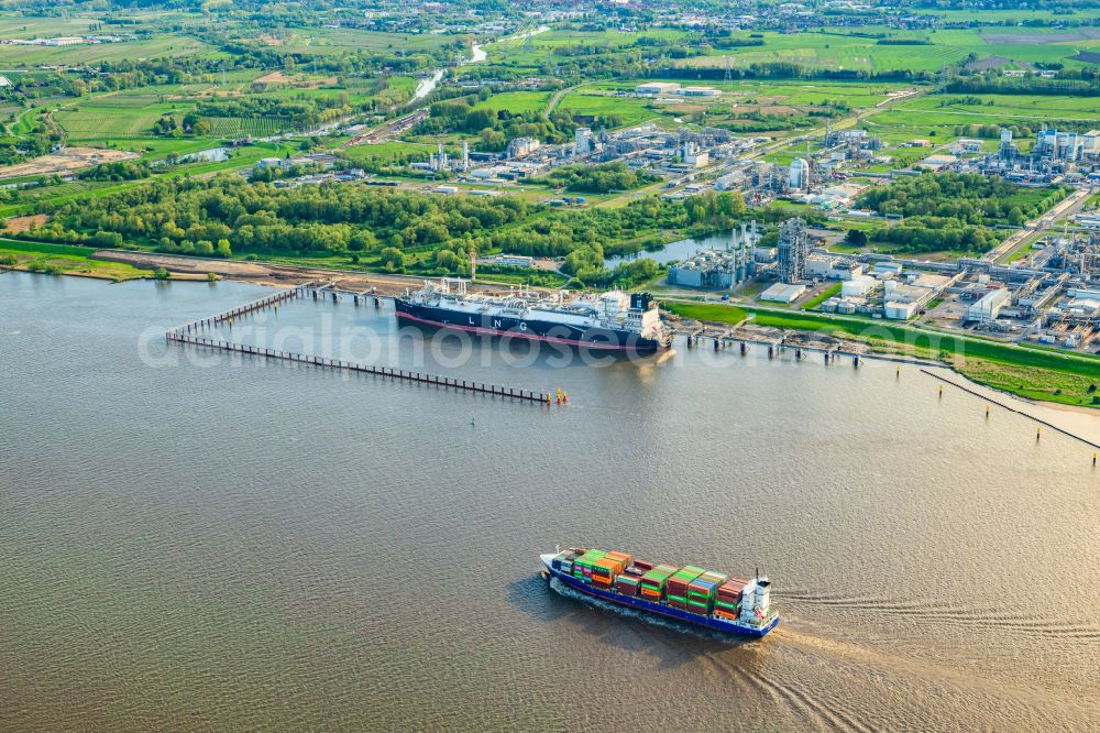 Stade from the bird's eye view: Water bridge with pipeline systems of the LNG natural gas and liquid gas terminal and unloading quay with the special ship Energos Force (formerly Transgas Force) docking on the banks of the Elbe in the district of Buetzfleth in Stade in the state Lower Saxony, Germany