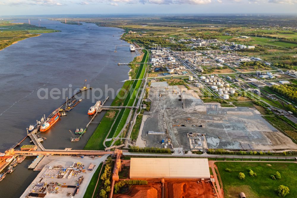 Aerial photograph Stade - Construction site of Water bridge with line systems of the LNG natural gas and liquid gas terminal and unloading quay and AOS Raffinerie- Werksgelaende on street Am Seehafen in the district Buetzfleth in Stade in the state Lower Saxony, Germany