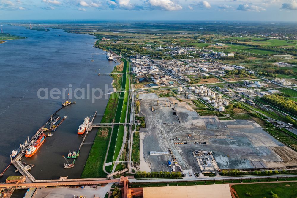 Stade from above - Construction site of Water bridge with line systems of the LNG natural gas and liquid gas terminal and unloading quay and AOS Raffinerie- Werksgelaende on street Am Seehafen in the district Buetzfleth in Stade in the state Lower Saxony, Germany