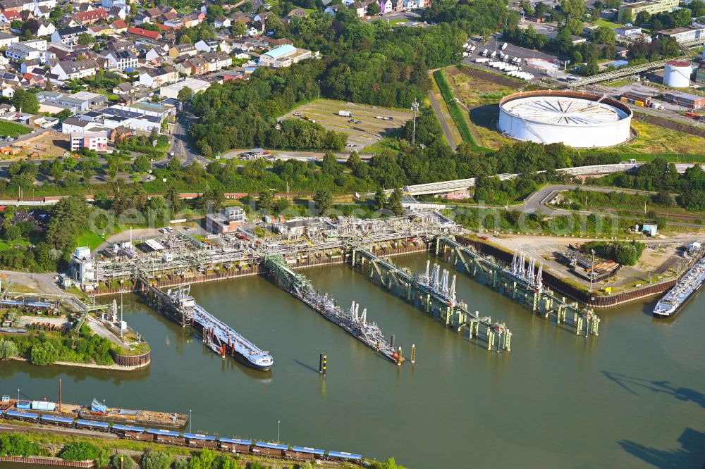 Aerial photograph Köln - Water bridge with line systems of the LNG natural gas and liquid gas terminal and unloading quay on the banks of the Rhine on street Muehlenhof - Am Godorfer Hafen in the district Godorf in Cologne in the state North Rhine-Westphalia, Germany