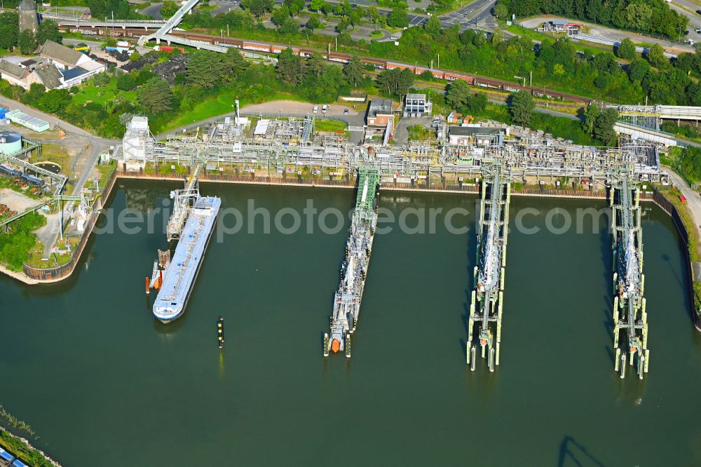 Aerial image Köln - Water bridge with line systems of the LNG natural gas and liquid gas terminal and unloading quay on the banks of the Rhine on street Muehlenhof - Am Godorfer Hafen in the district Godorf in Cologne in the state North Rhine-Westphalia, Germany