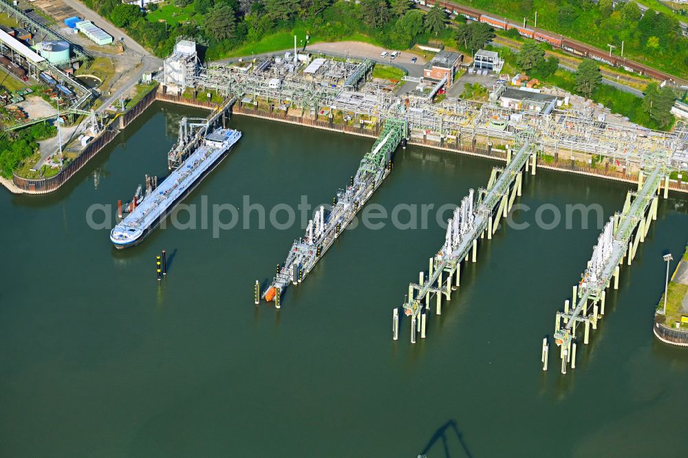 Aerial photograph Köln - Water bridge with line systems of the LNG natural gas and liquid gas terminal and unloading quay on the banks of the Rhine on street Muehlenhof - Am Godorfer Hafen in the district Godorf in Cologne in the state North Rhine-Westphalia, Germany