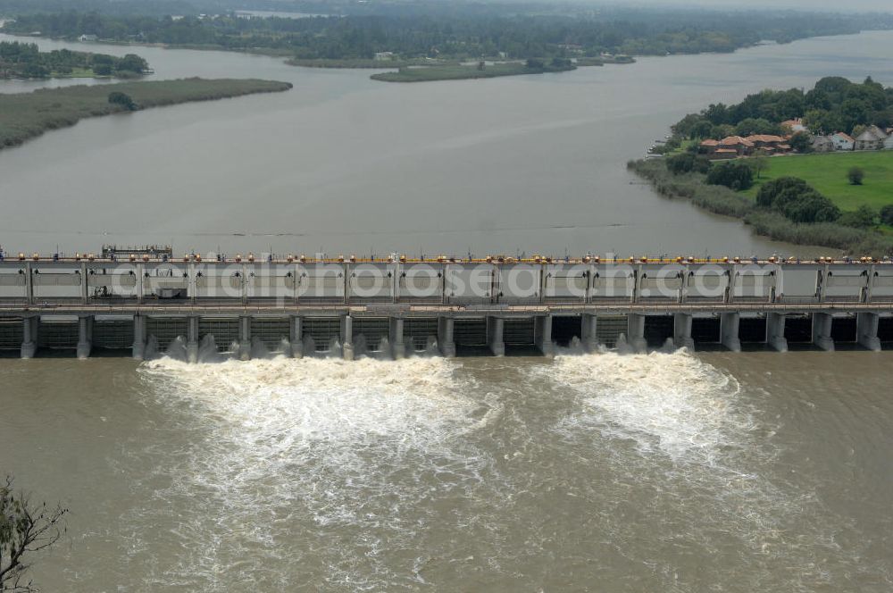 Aerial photograph Lochvaal - Blick auf den weltbekannten Lochvaal Staudamm, der 1930 für die Wasserversorgung von Johannesburg errichtet wurde. Heute zählt der Bereich zu den beliebtesten Wassersportgebieten. The Vaal Dam was built in the 1930's and supplies Johannesburg with its water supplies is the perfect holiday destinations for those who are looking to get away from the busy city lifestyle. Its the borderline between Gauteng and Free State.