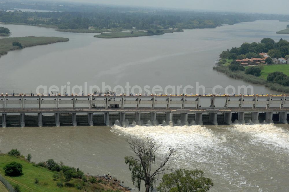 Lochvaal from above - Blick auf den weltbekannten Lochvaal Staudamm, der 1930 für die Wasserversorgung von Johannesburg errichtet wurde. Heute zählt der Bereich zu den beliebtesten Wassersportgebieten. The Vaal Dam was built in the 1930's and supplies Johannesburg with its water supplies is the perfect holiday destinations for those who are looking to get away from the busy city lifestyle. Its the borderline between Gauteng and Free State.