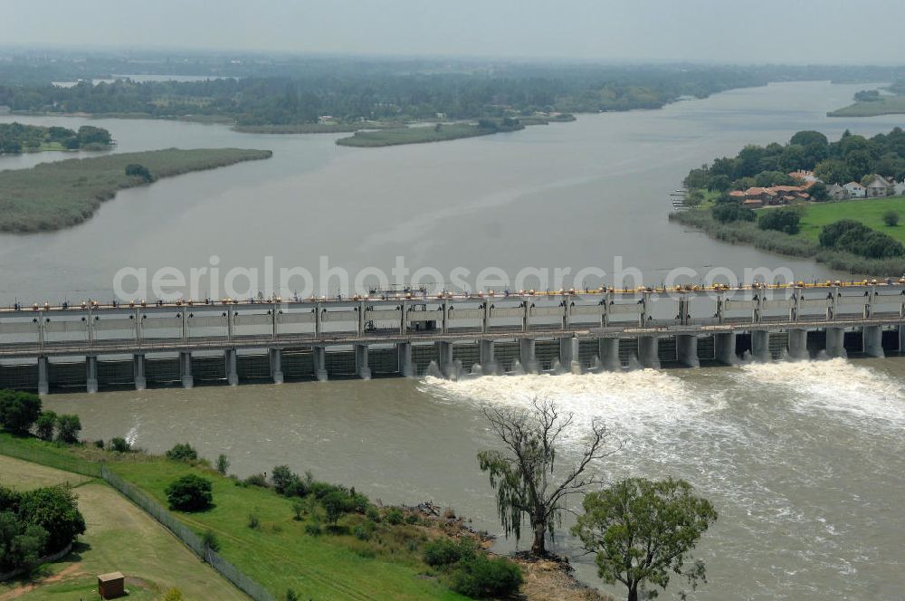 Lochvaal from the bird's eye view: Blick auf den weltbekannten Lochvaal Staudamm, der 1930 für die Wasserversorgung von Johannesburg errichtet wurde. Heute zählt der Bereich zu den beliebtesten Wassersportgebieten. The Vaal Dam was built in the 1930's and supplies Johannesburg with its water supplies is the perfect holiday destinations for those who are looking to get away from the busy city lifestyle. Its the borderline between Gauteng and Free State.