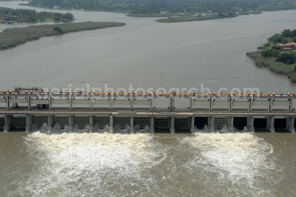 Aerial image Lochvaal - Blick auf den weltbekannten Lochvaal Staudamm, der 1930 für die Wasserversorgung von Johannesburg errichtet wurde. Heute zählt der Bereich zu den beliebtesten Wassersportgebieten. The Vaal Dam was built in the 1930's and supplies Johannesburg with its water supplies is the perfect holiday destinations for those who are looking to get away from the busy city lifestyle. Its the borderline between Gauteng and Free State.