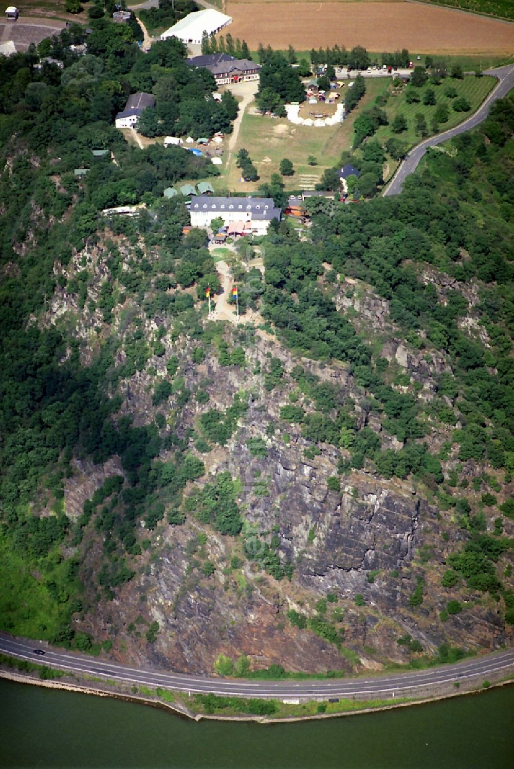 Sankt Goarshausen from above - The rocky Lorelyfelsen in Sankt Goar in Rhineland