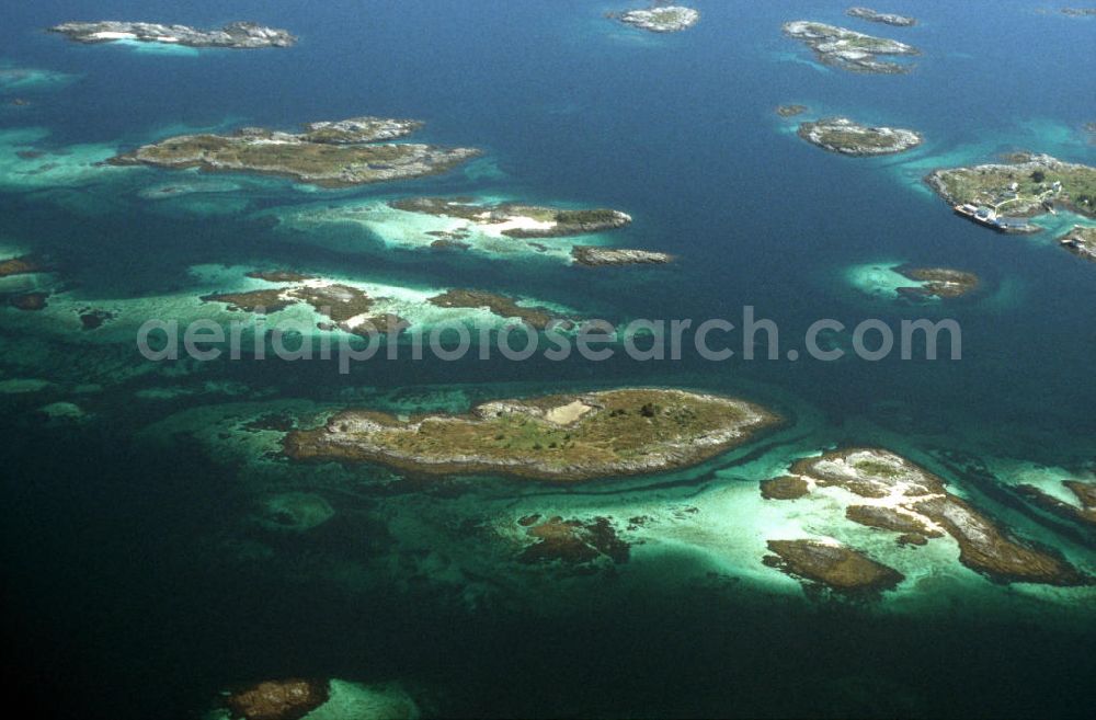 Lofoten from above - Die Lofoten bestehen aus ca. 80 Inseln an der Westküste Norwegens, etwa 100 - 300 km nördlich des Polarkreises. The Lofoten Islands consists of about 80 islands on the west coast of Norway, about 100 - 300 km northern of th Arctic Circle.