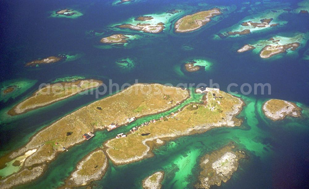 Lofoten from the bird's eye view: Die Lofoten bestehen aus ca. 80 Inseln an der Westküste Norwegens, etwa 100 - 300 km nördlich des Polarkreises. The Lofoten Islands consists of about 80 islands on the west coast of Norway, about 100 - 300 km northern of th Arctic Circle.