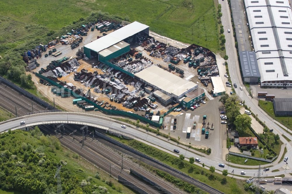 Aerial photograph Neu-Ulm - Logistics yard of the scrap - recycling sorting plant Karl Karletshofer GmbH in Neu-Ulm in the state Bavaria, Germany