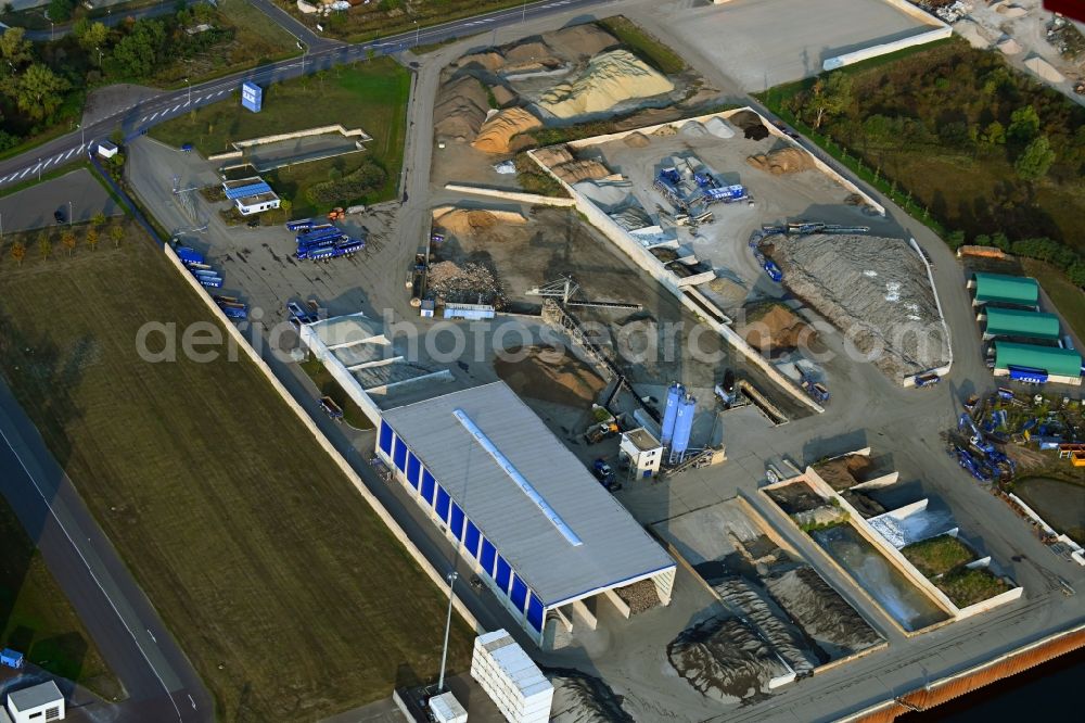 Aerial photograph Magdeburg - Logistics yard of the scrap - recycling sorting plant of STORK Umweltdienste GmbH Am Hansehafen in the district Gewerbegebiet Nord in Magdeburg in the state Saxony-Anhalt, Germany