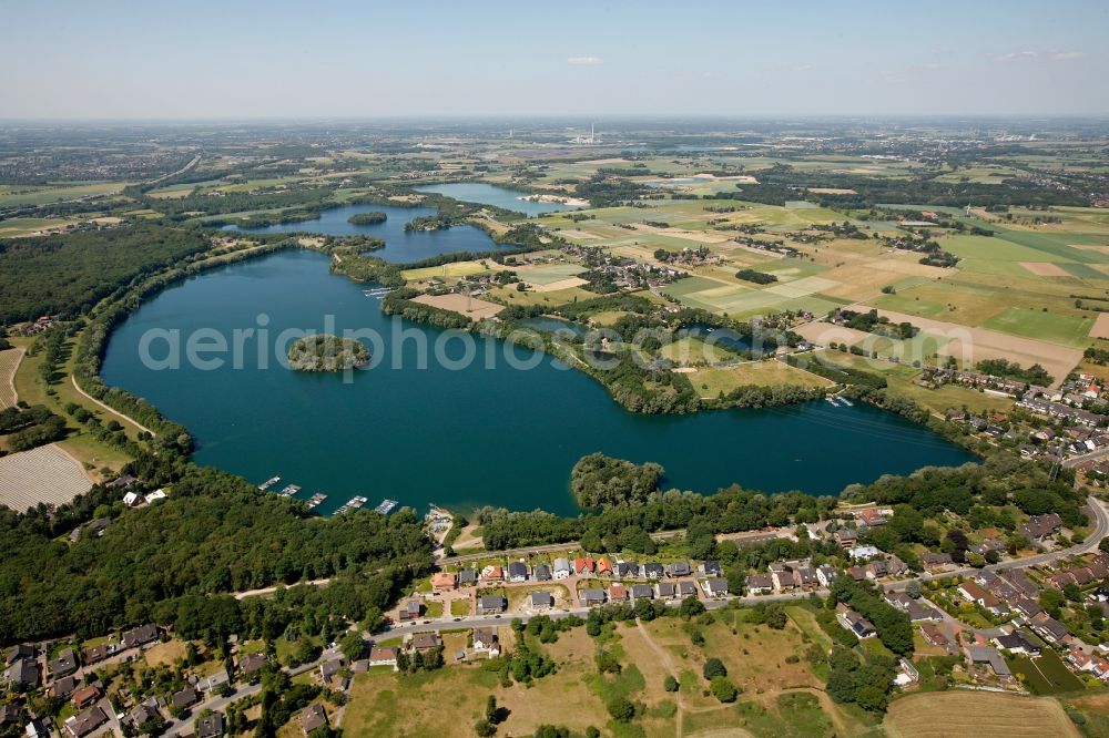 Duisburg OT Baerl from the bird's eye view: View of the Lohheideseein the district of Baerl in Duisburg in the state North Rhine-Westphalia