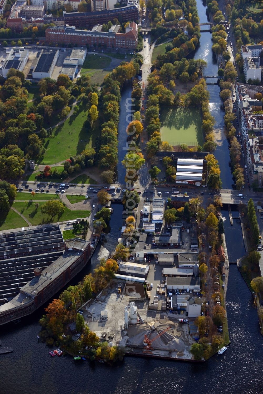 Aerial image Berlin - View of the Lohmühleninsel in Berlin - Kreuzberg. The island is located between the Landwehrkanal and Flutgraben on the banks of the river Spree. On Schleusenufer a site of the building materials company Cemex Germany AG can be found