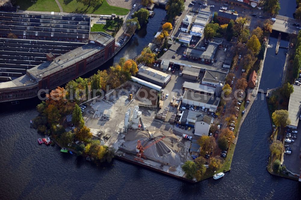 Aerial photograph Berlin - View of the Lohmühleninsel in Berlin - Kreuzberg. The island is located between the Landwehrkanal and Flutgraben on the banks of the river Spree. On Schleusenufer a site of the building materials company Cemex Germany AG can be found