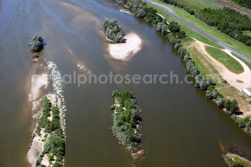 Aerial photograph Chouzy-sur-Cisse - Blick auf die Loire, Europas letzter freifließender Fluß, mit zahlreichen Windungen, Kiesbänken und Inseln. Der Fluss ist ein Biotop für zahlreiche Pflanzen- und Tierarten. View to the river Loire, Europes last free-flowing river with many gyri, gravel banks and islands. It is a biotope for many species of plants ans animals.