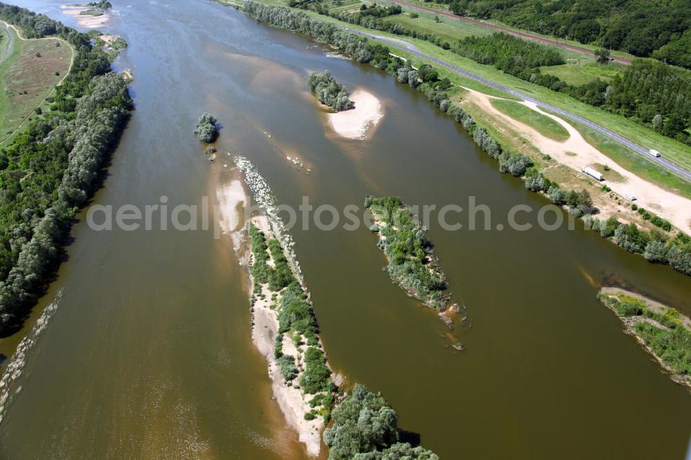 Chouzy-sur-Cisse from above - Blick auf die Loire, Europas letzter freifließender Fluß, mit zahlreichen Windungen, Kiesbänken und Inseln. Der Fluss ist ein Biotop für zahlreiche Pflanzen- und Tierarten. View to the river Loire, Europes last free-flowing river with many gyri, gravel banks and islands. It is a biotope for many species of plants ans animals.