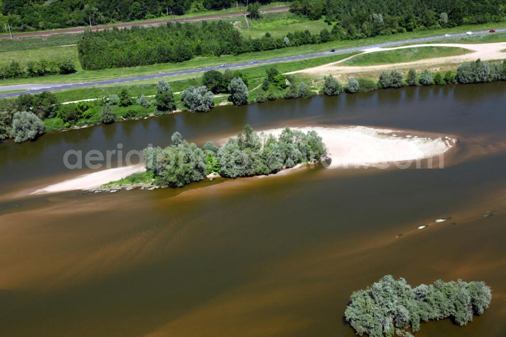 Chouzy-sur-Cisse from the bird's eye view: Blick auf die Loire, Europas letzter freifließender Fluß, mit zahlreichen Windungen, Kiesbänken und Inseln. Der Fluss ist ein Biotop für zahlreiche Pflanzen- und Tierarten. View to the river Loire, Europes last free-flowing river with many gyri, gravel banks and islands. It is a biotope for many species of plants ans animals.