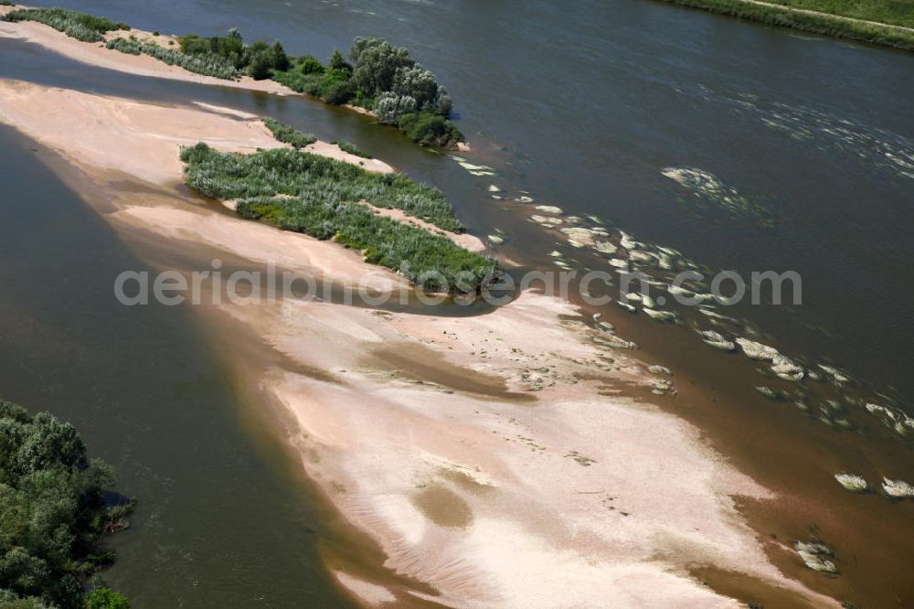 Aerial image Chouzy-sur-Cisse - Blick auf die Loire, Europas letzter freifließender Fluß, mit zahlreichen Windungen, Kiesbänken und Inseln. Der Fluss ist ein Biotop für zahlreiche Pflanzen- und Tierarten. View to the river Loire, Europes last free-flowing river with many gyri, gravel banks and islands. It is a biotope for many species of plants ans animals.