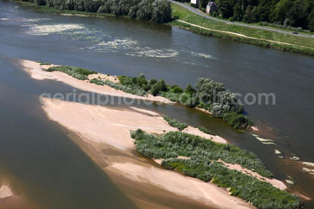 Aerial photograph Chouzy-sur-Cisse - Blick auf die Loire, Europas letzter freifließender Fluß, mit zahlreichen Windungen, Kiesbänken und Inseln. Der Fluss ist ein Biotop für zahlreiche Pflanzen- und Tierarten. View to the river Loire, Europes last free-flowing river with many gyri, gravel banks and islands. It is a biotope for many species of plants ans animals.