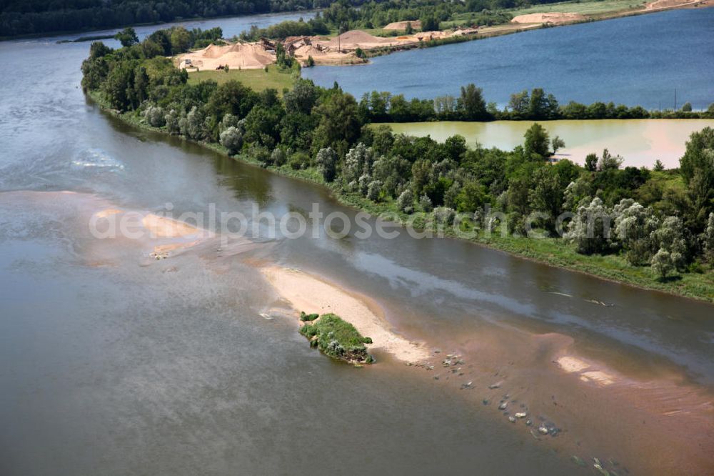 Chouzy-sur-Cisse from above - Blick auf die Loire, Europas letzter freifließender Fluß, mit zahlreichen Windungen, Kiesbänken und Inseln. Der Fluss ist ein Biotop für zahlreiche Pflanzen- und Tierarten. View to the river Loire, Europes last free-flowing river with many gyri, gravel banks and islands. It is a biotope for many species of plants ans animals.