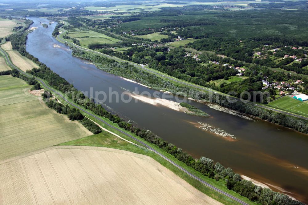 Blois from above - Blick auf die Loire an der Rue du Grand Filaine. Die Loire ist Europas letzter frei fließender Fluß mit zahlreichen Windungen, Kiesbänken und Inseln. Das Biotop ist für seine zahlreiche Pflanzen- und Tierarten bekannt. View to the river Loire at the Rue du la Grand Filaine. The Loire is the last free-flowing river with many gyri, gravel banks and islands. The biotope is famous for the variety of plants and and animal species.