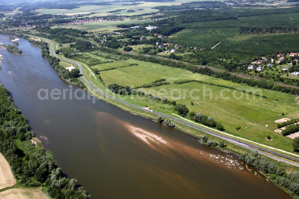 Blois from the bird's eye view: Blick auf die Loire an der Rue du Grand Filaine. Die Loire ist Europas letzter frei fließender Fluß mit zahlreichen Windungen, Kiesbänken und Inseln. Das Biotop ist für seine zahlreiche Pflanzen- und Tierarten bekannt. View to the river Loire at the Rue du la Grand Filaine. The Loire is the last free-flowing river with many gyri, gravel banks and islands. The biotope is famous for the variety of plants and and animal species.