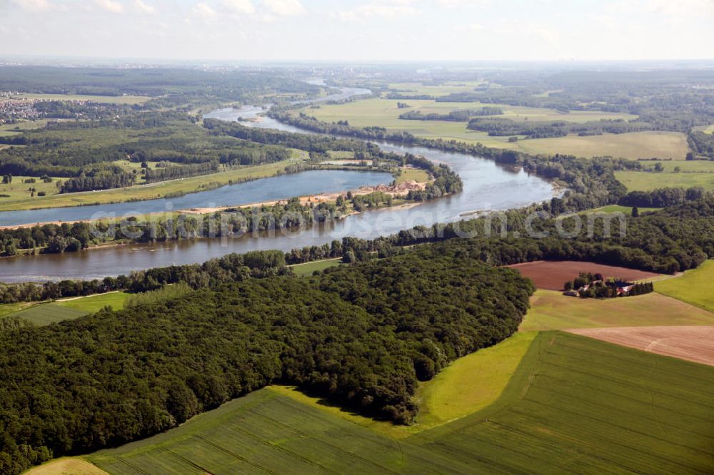 Aerial photograph Chaumont-sur-Loire - Blick auf das Loire-Tal bei Chaumont-sur-Loire im Département Loir-et-Cher. Die Loire ist der größte zum Atlantik fließende Strom Frankreichs. View to the Loire valley, near the town Chaumont-sur-Loire in France.