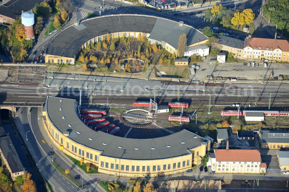 Aerial photograph Leipzig - Blick auf die Lokhalle 1 für Oberleitungstriebfahrzeuge der Deutschen Bahn. Versetzt dazu der alte Rundlokschuppen an der Rackwitzer Straße / Berliner Strasse, welcher außer Betrieb gesetzt ist. View of the engine shed, for a trolley locomotives of the Deutsche Bahn. Added to the old roundhouse at the Rackwitzer Street / Berliner Strasse, which is put out.