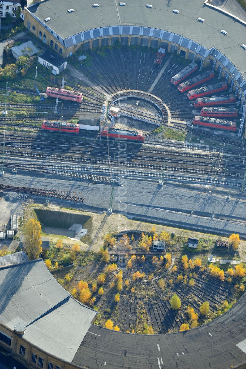 Aerial image Leipzig - Blick auf die Lokhalle 1 für Oberleitungstriebfahrzeuge der Deutschen Bahn. Versetzt dazu der alte Rundlokschuppen an der Rackwitzer Straße / Berliner Strasse, welcher außer Betrieb gesetzt ist. View of the engine shed, for a trolley locomotives of the Deutsche Bahn. Added to the old roundhouse at the Rackwitzer Street / Berliner Strasse, which is put out.