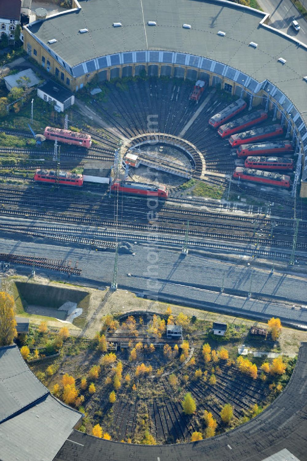 Aerial photograph Leipzig - Blick auf die Lokhalle 1 für Oberleitungstriebfahrzeuge der Deutschen Bahn. Versetzt dazu der alte Rundlokschuppen an der Rackwitzer Straße / Berliner Strasse, welcher außer Betrieb gesetzt ist. View of the engine shed, for a trolley locomotives of the Deutsche Bahn. Added to the old roundhouse at the Rackwitzer Street / Berliner Strasse, which is put out.