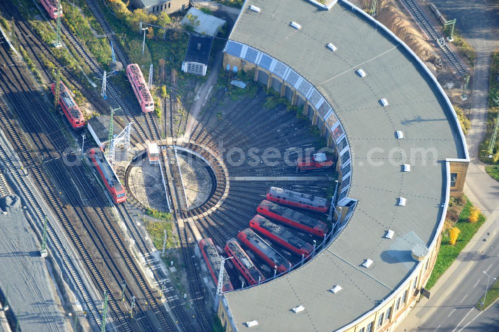 Leipzig from above - Blick auf die Lokhalle 1 für Oberleitungstriebfahrzeuge der Deutschen Bahn. Versetzt dazu der alte Rundlokschuppen an der Rackwitzer Straße / Berliner Strasse, welcher außer Betrieb gesetzt ist. View of the engine shed, for a trolley locomotives of the Deutsche Bahn. Added to the old roundhouse at the Rackwitzer Street / Berliner Strasse, which is put out.