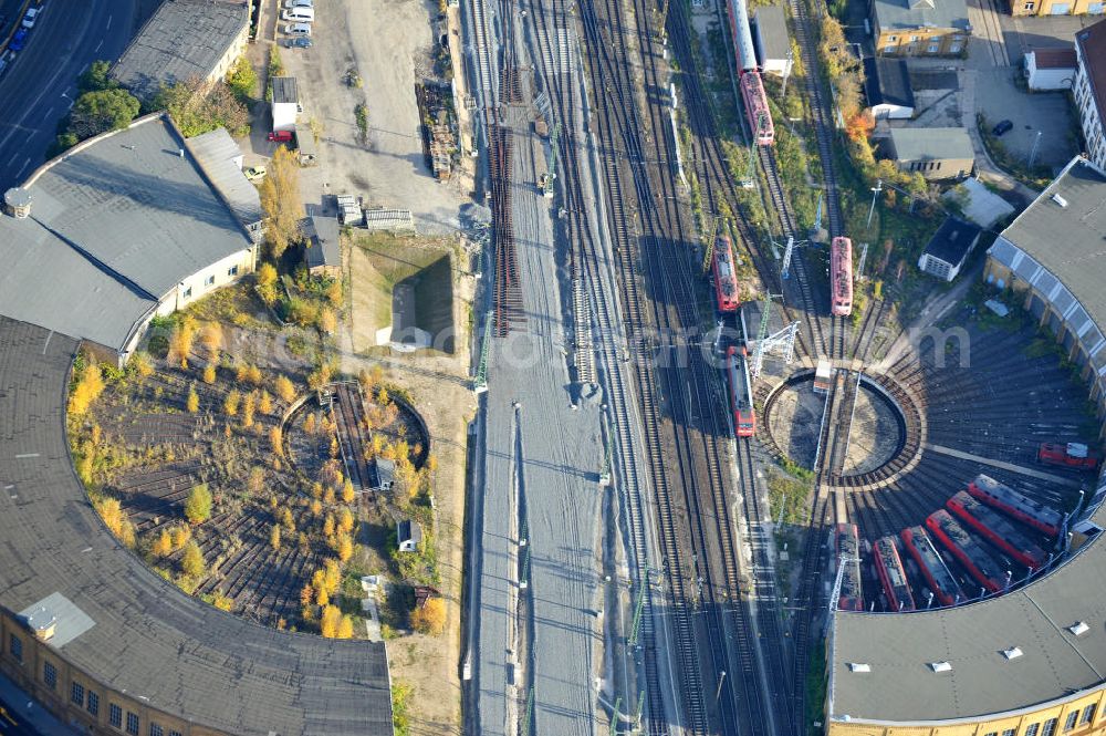 Leipzig from the bird's eye view: Blick auf die Lokhalle 1 für Oberleitungstriebfahrzeuge der Deutschen Bahn. Versetzt dazu der alte Rundlokschuppen an der Rackwitzer Straße / Berliner Strasse, welcher außer Betrieb gesetzt ist. View of the engine shed, for a trolley locomotives of the Deutsche Bahn. Added to the old roundhouse at the Rackwitzer Street / Berliner Strasse, which is put out.