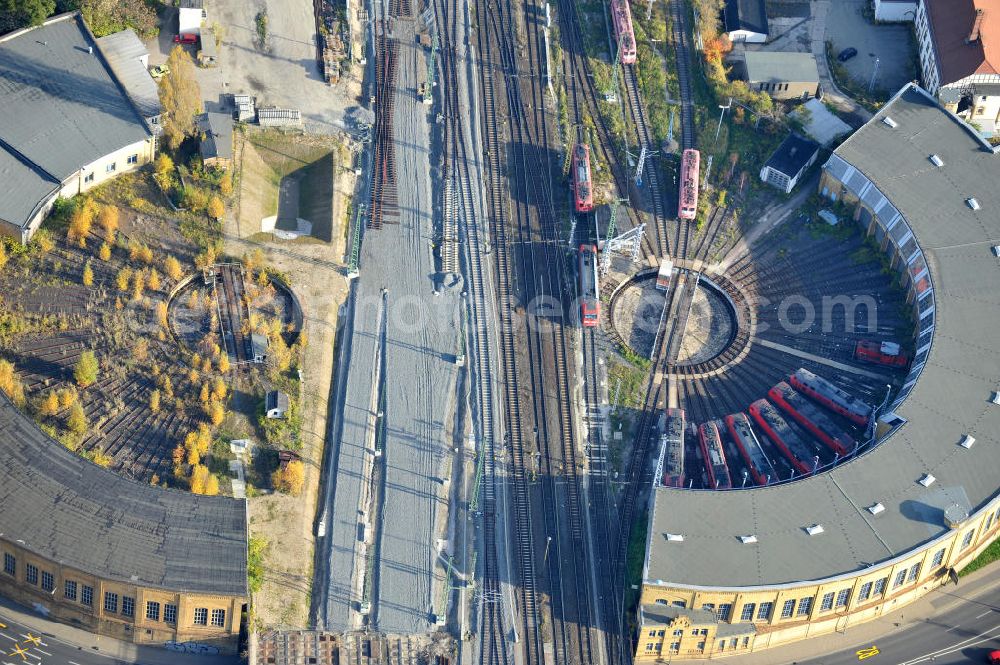 Aerial image Leipzig - Blick auf die Lokhalle 1 für Oberleitungstriebfahrzeuge der Deutschen Bahn. Versetzt dazu der alte Rundlokschuppen an der Rackwitzer Straße / Berliner Strasse, welcher außer Betrieb gesetzt ist. View of the engine shed, for a trolley locomotives of the Deutsche Bahn. Added to the old roundhouse at the Rackwitzer Street / Berliner Strasse, which is put out.