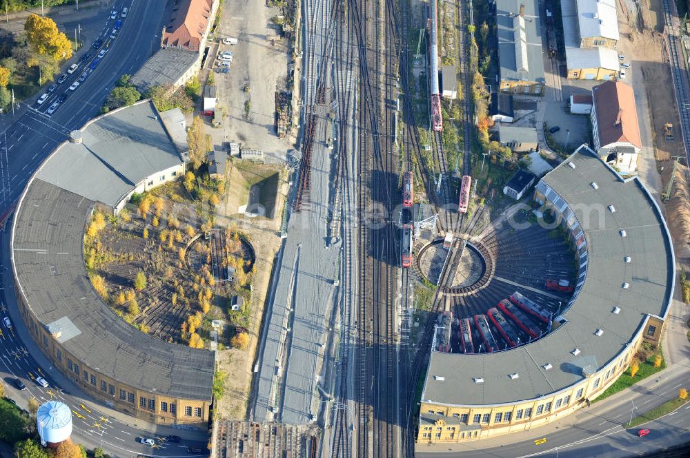 Aerial photograph Leipzig - Blick auf die Lokhalle 1 für Oberleitungstriebfahrzeuge der Deutschen Bahn. Versetzt dazu der alte Rundlokschuppen an der Rackwitzer Straße / Berliner Strasse, welcher außer Betrieb gesetzt ist. View of the engine shed, for a trolley locomotives of the Deutsche Bahn. Added to the old roundhouse at the Rackwitzer Street / Berliner Strasse, which is put out.