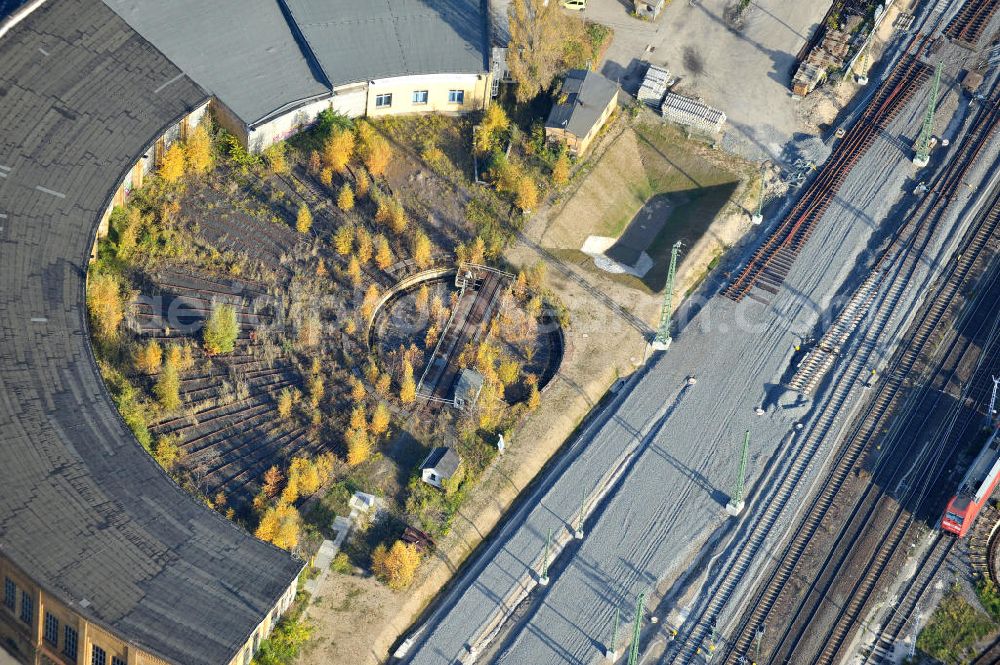 Leipzig from above - Blick auf die Lokhalle 1 für Oberleitungstriebfahrzeuge der Deutschen Bahn. Versetzt dazu der alte Rundlokschuppen an der Rackwitzer Straße / Berliner Strasse, welcher außer Betrieb gesetzt ist. View of the engine shed, for a trolley locomotives of the Deutsche Bahn. Added to the old roundhouse at the Rackwitzer Street / Berliner Strasse, which is put out.