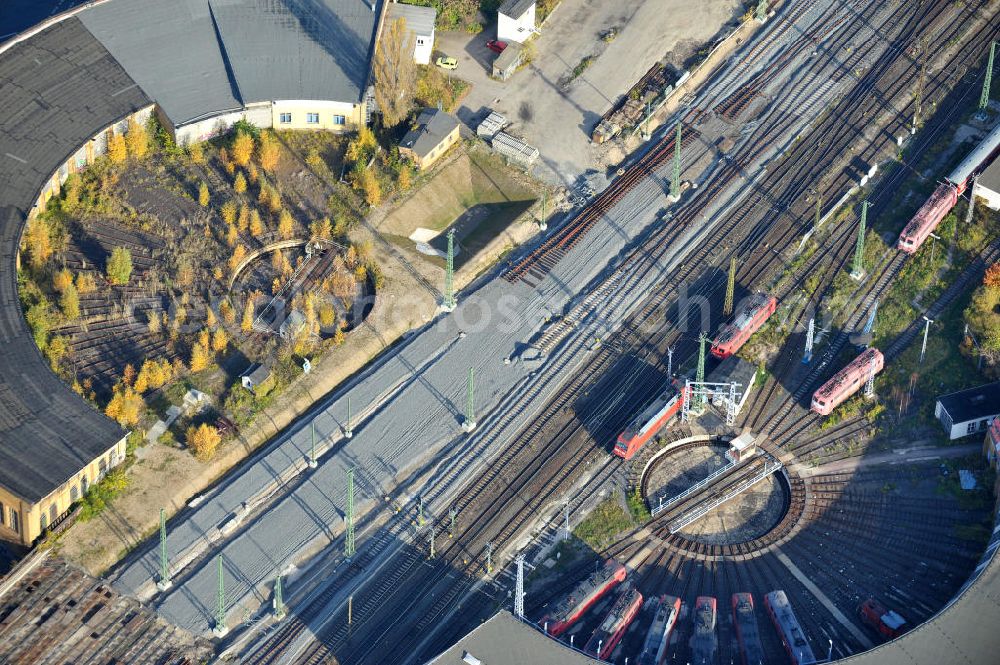 Leipzig from the bird's eye view: Blick auf die Lokhalle 1 für Oberleitungstriebfahrzeuge der Deutschen Bahn. Versetzt dazu der alte Rundlokschuppen an der Rackwitzer Straße / Berliner Strasse, welcher außer Betrieb gesetzt ist. View of the engine shed, for a trolley locomotives of the Deutsche Bahn. Added to the old roundhouse at the Rackwitzer Street / Berliner Strasse, which is put out.