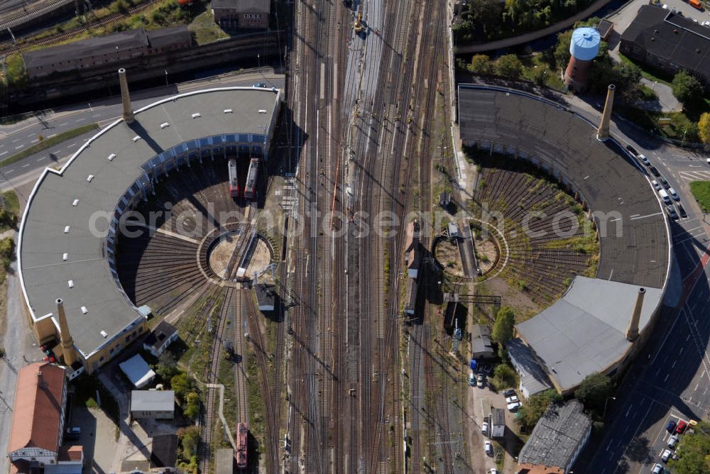 Leipzig from the bird's eye view: Blick auf die Lokhalle 1 und 2 am Hauptbahnhof von Leipzig. Die Lokhalle 1 wird nach wie vor als Schuppen für Wartungsarbeiten genutzt, während die Lokhalle 2 nach ihrer Stillegung zu einem historischen Ort erklärt worden ist. Es fand eine Umnutzung des Industriegebäudes statt. Die Lokhalle 2 wird nun des öfteren für Kunstprojekte des Vereins KunstRäume Leipzig e.V. zur Verfügung gestellt. Kontakt: KunstRäume Leipzig e.V., Nonnenstraße 9, 04229 Leipzig, Ansprechpartnerin: Gila Volkmann ( Vorsitz ), Tel. +49(0)341 4 80 07 59, Fax +49(0)341 4 92 52 59, Email: info@kunstraeume-leipzig.de