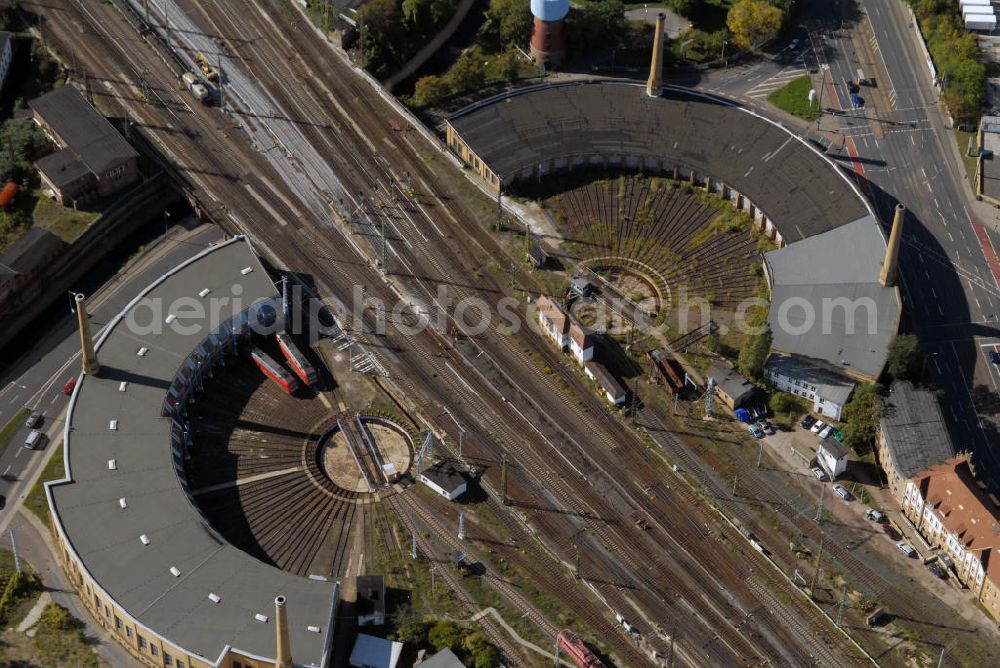 Aerial image Leipzig - Blick auf die Lokhalle 1 und 2 am Hauptbahnhof von Leipzig. Die Lokhalle 1 wird nach wie vor als Schuppen für Wartungsarbeiten genutzt, während die Lokhalle 2 nach ihrer Stillegung zu einem historischen Ort erklärt worden ist. Es fand eine Umnutzung des Industriegebäudes statt. Die Lokhalle 2 wird nun des öfteren für Kunstprojekte des Vereins KunstRäume Leipzig e.V. zur Verfügung gestellt. Kontakt: KunstRäume Leipzig e.V., Nonnenstraße 9, 04229 Leipzig, Ansprechpartnerin: Gila Volkmann ( Vorsitz ), Tel. +49(0)341 4 80 07 59, Fax +49(0)341 4 92 52 59, Email: info@kunstraeume-leipzig.de