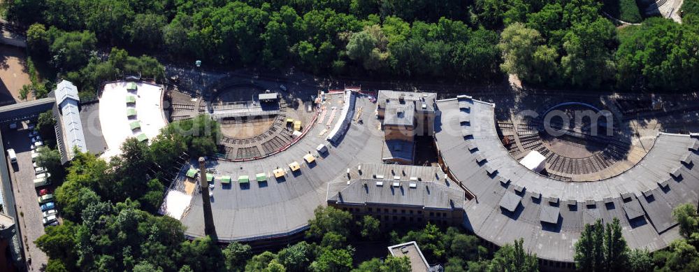 Berlin Kreuzberg from the bird's eye view: Ringschuppen / Lokschuppen mit Drehscheibe auf dem Gelände vom Technikmuseum in Berlin-Kreuzberg. Roundhouse / locomotive shed with turntable on the area of the German Museum of Technology in Berlin Kreuzberg in Berlin Kreuzberg. Deutsches Technikmuseum Berlin (DTMB)