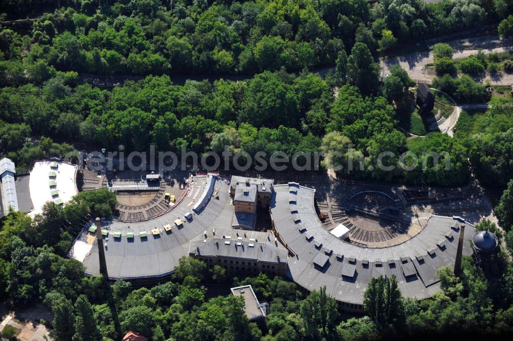 Aerial image Berlin Kreuzberg - Ringschuppen / Lokschuppen mit Drehscheibe auf dem Gelände vom Technikmuseum in Berlin-Kreuzberg. Roundhouse / locomotive shed with turntable on the area of the German Museum of Technology in Berlin Kreuzberg in Berlin Kreuzberg. Deutsches Technikmuseum Berlin (DTMB)