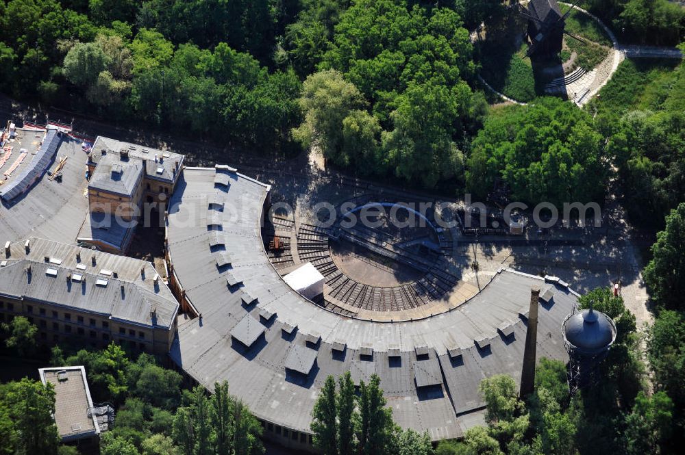 Berlin Kreuzberg from above - Ringschuppen / Lokschuppen mit Drehscheibe auf dem Gelände vom Technikmuseum in Berlin-Kreuzberg. Roundhouse / locomotive shed with turntable on the area of the German Museum of Technology in Berlin Kreuzberg in Berlin Kreuzberg. Deutsches Technikmuseum Berlin (DTMB)